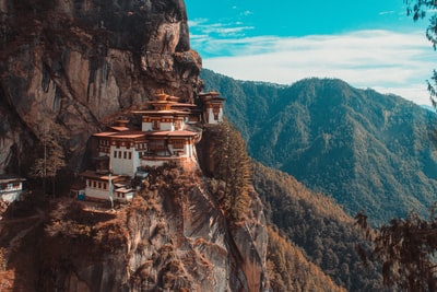 不丹的Paro Taktsang寺庙，在蓝天下眺望群山